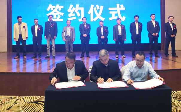 1541483222683086.jpg 簽約2.jpg