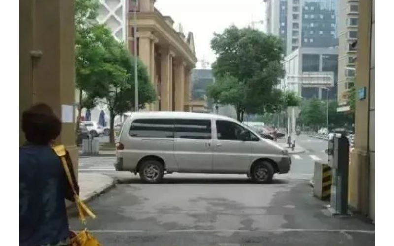 用車堵小區大門屬違法行為，違者將一律嚴懲！