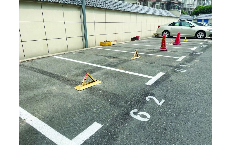 南京一小區車位長期被地鎖侵占 社區回應：近期物業公司會進駐