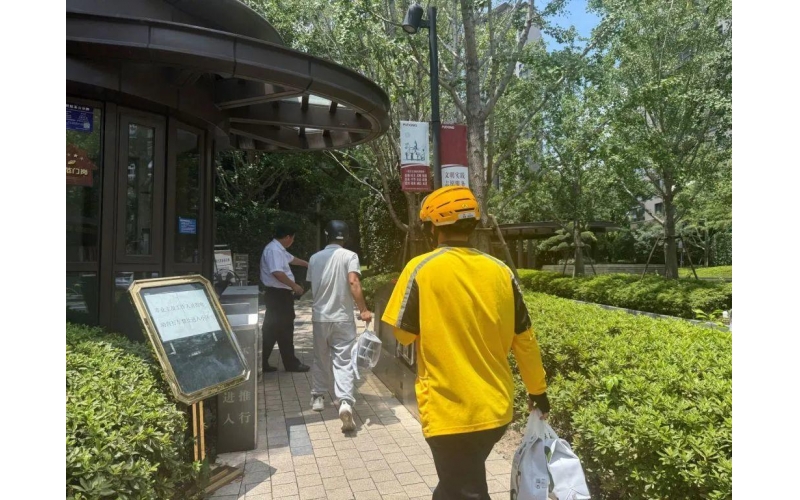 外賣員進入小區后統一乘擺渡車送餐，保安全程陪同，物業：已實行數年，平臺：已關注到，正嘗試與物業方協商