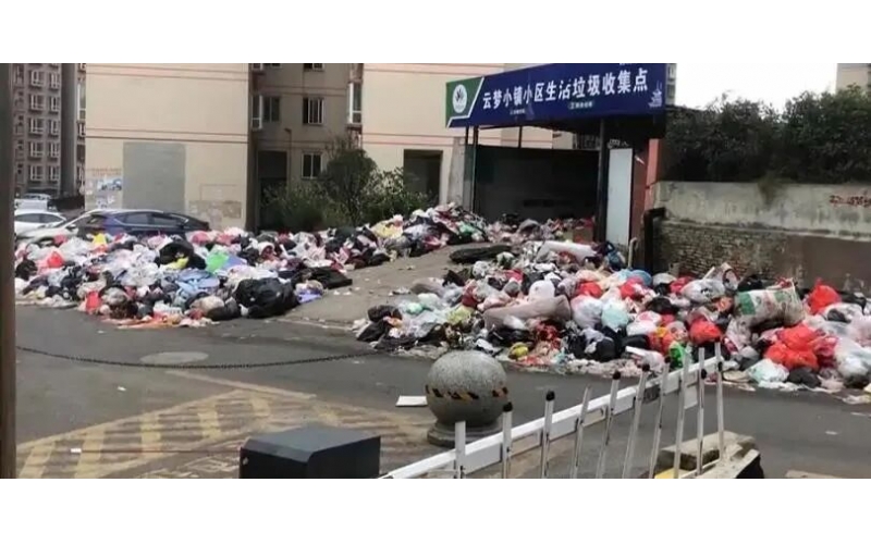 物業(yè)撤場(chǎng)后垃圾成山，竟還有業(yè)主拒交清運(yùn)費(fèi)？