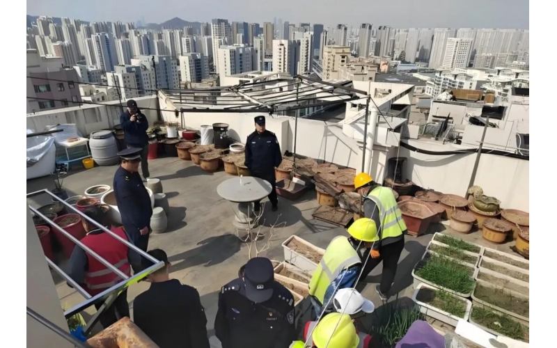 業(yè)主在天臺堆放雜物，物業(yè)該如何處理？