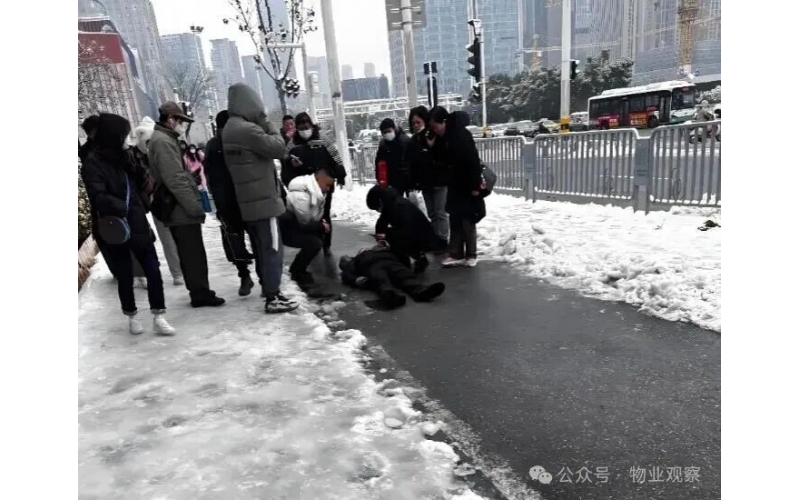 下雪天業(yè)主在單元門口摔倒，要求物業(yè)賠償，物業(yè)該怎么回復？