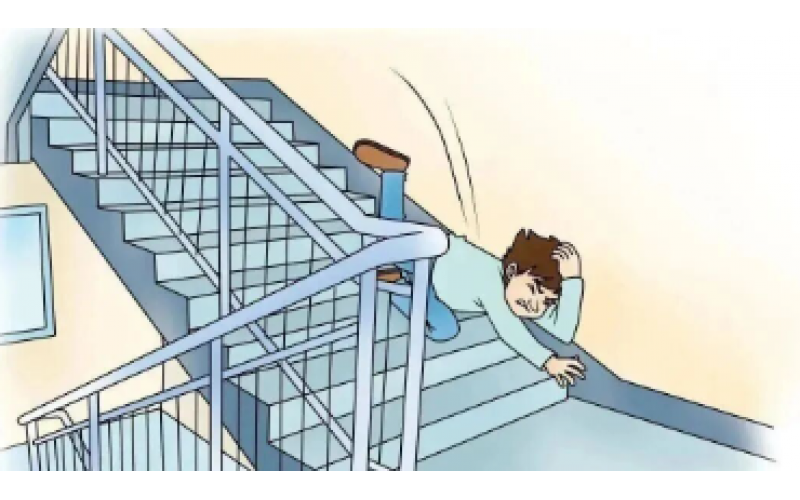 業(yè)主在小區(qū)內(nèi)摔傷，物業(yè)該不該擔(dān)責(zé)？