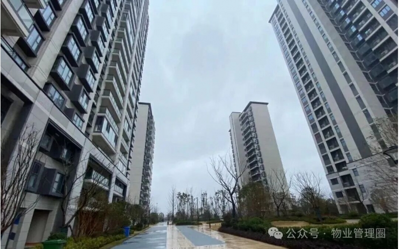 十幾年的小區，業主樓層外墻滲水誰負責維修？